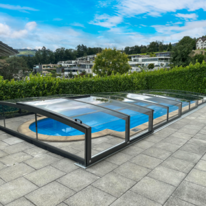 Copertura per Piscine modello Parade copertura telescopica trasparente con rotaia solo su un lato